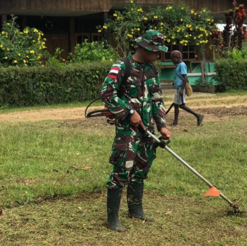 potret momen prajurit tni potong rumput demi 039percantik039 gereja