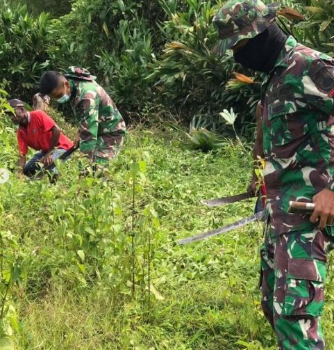 potret momen prajurit tni potong rumput demi 039percantik039 gereja