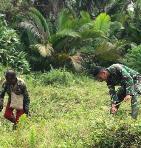 potret momen prajurit tni potong rumput demi 039percantik039 gereja