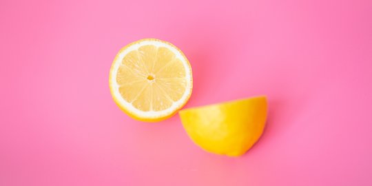 28 Manfaat Lemon untuk Skincare & Haircare, Simak Juga Risiko & Rekomendasi Produknya