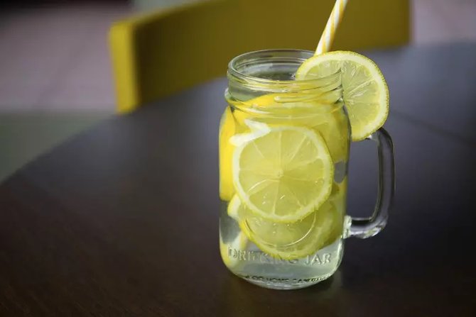 ilustrasi air lemon