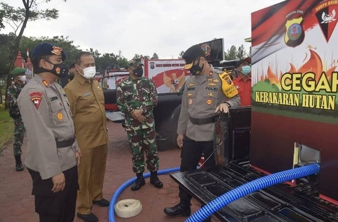 siaga karhutla brimob polda sumut sulap mobil dinas jadi pemadam api