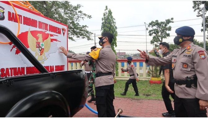 siaga karhutla brimob polda sumut sulap mobil dinas jadi pemadam api