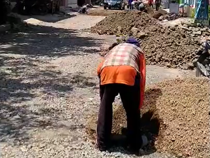 warga tegalgubug cirebon swadaya perbaiki jalan rusak