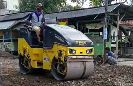 warga tegalgubug cirebon swadaya perbaiki jalan rusak