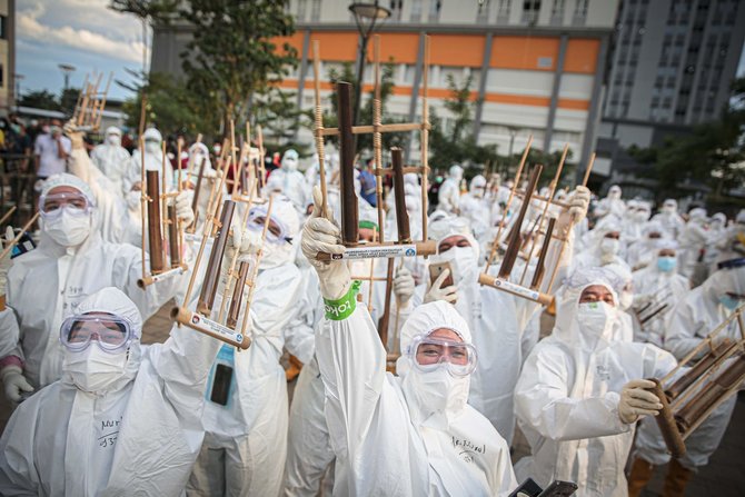 nakes dan pasien bermain angklung