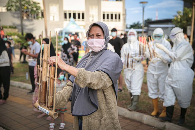 nakes dan pasien bermain angklung