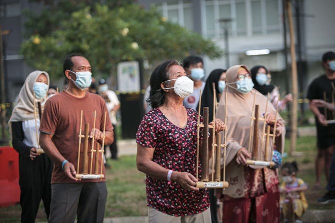 nakes dan pasien bermain angklung