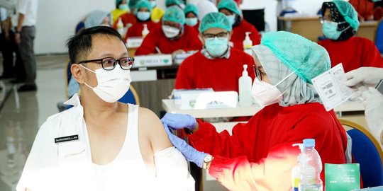 Guru di Palembang Jalani Vaksinasi, Belajar Tatap Muka Diharapkan Mulai Juli 2021