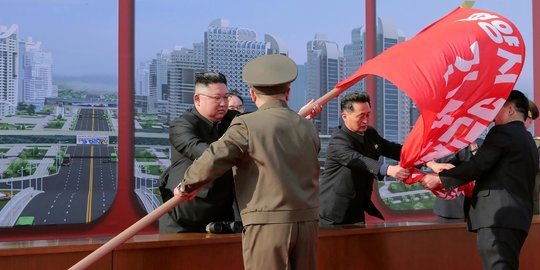 Ekspresi Kim Jong-un Saat Resmikan Pembangunan 50 Ribu Apartemen