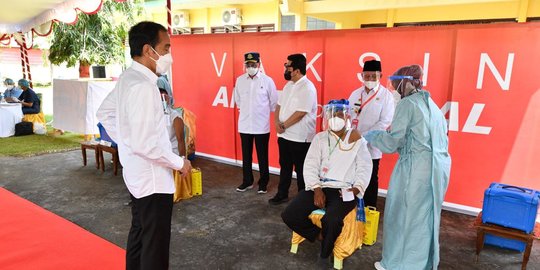 Kunker ke Ambon, Jokowi Resmikan RSUP dan Tinjau Vaksinasi Massal