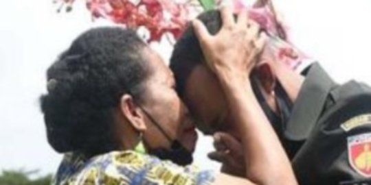 Potret Haru Ibu Yoana Terbang Jauh dari Papua, Nangis Lihat Putranya Dilantik jadi TN
