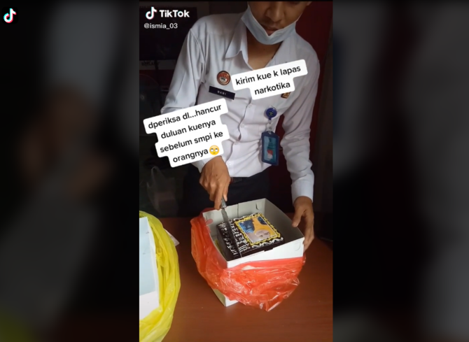 cerita wanita kirim kue ke lapas