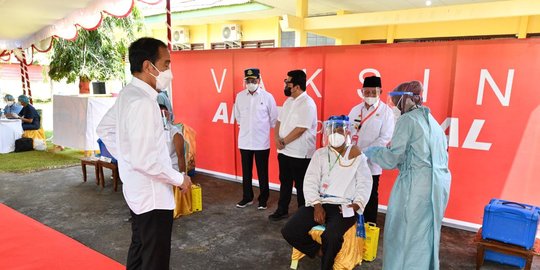 Jokowi saat Tinjau Vaksinasi di Maluku Tengah: Tata Kelolanya Rapi dan Bagus