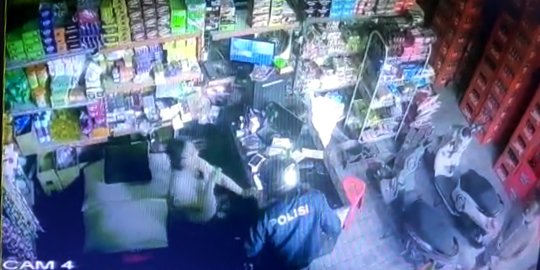 Pria Pakai Jaket Bertulisan 'Polisi' Coba Rampok Toko di Denpasar