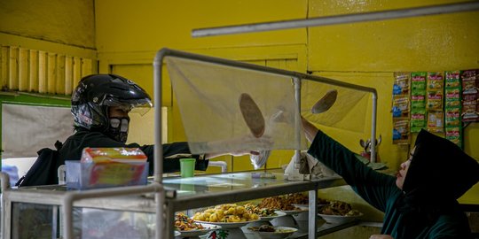 19 melandai pengunjung warteg mulai ramai