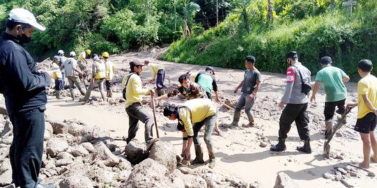 Tanah Longsor Timbun Jalur Garut-Bandung via Cijapati, Mobil Tak Bisa Melintas