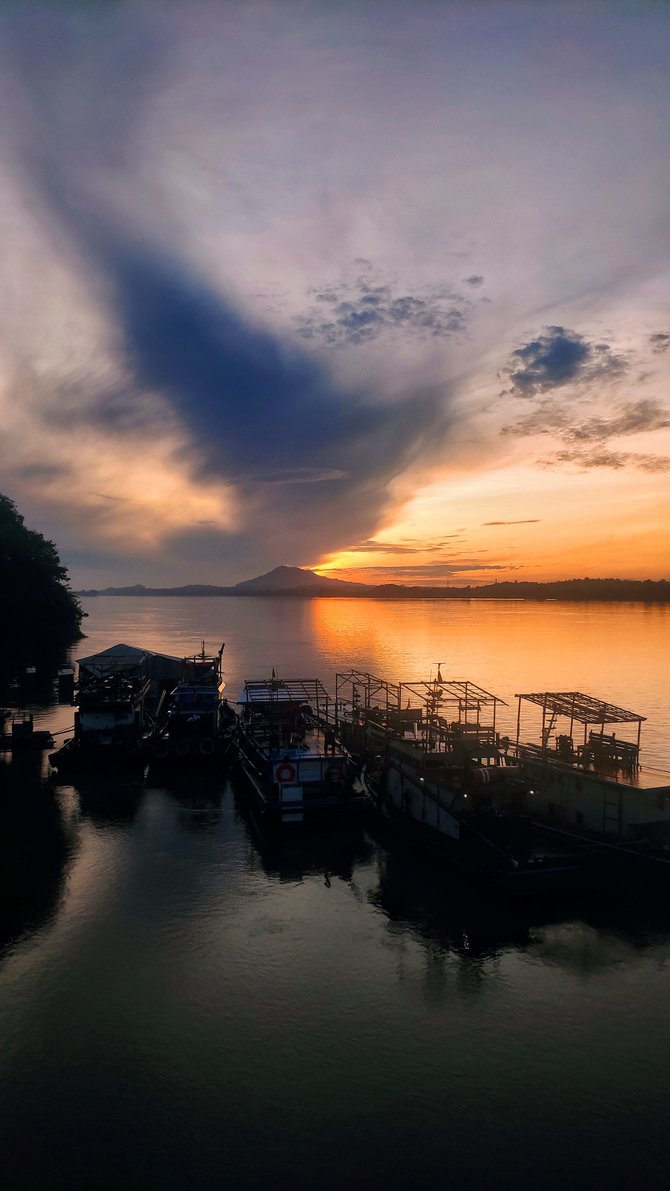 matahari terbenam di jembatan tayan