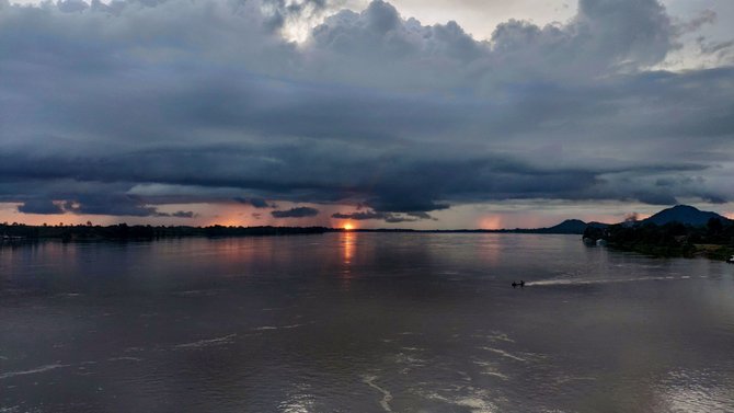 matahari terbenam di jembatan tayan