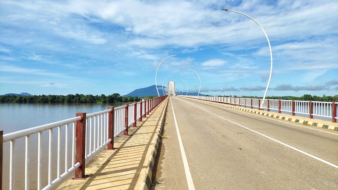 keelokan matahari terbenam di jembatan tayan