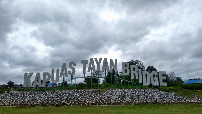 keelokan matahari terbenam di jembatan tayan