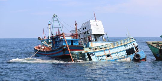 KKP dan Kejaksaan Tenggelamkan 4 Kapal Berbendera Vietnam di Pontianak