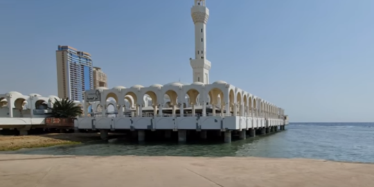 Potret Keindahan Masjid Apung di Tepi Laut Merah Arab Saudi, WNI Dilarang Masuk