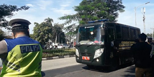 Dikawal Ketat, Rizieq Syihab Tiba di PN Jaktim Naik Mobil Kejaksaan