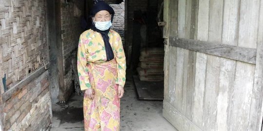 Menangis Haru, Nenek Ini Tak Percaya Rumah Reyotnya Direnovasi Walkot Medan