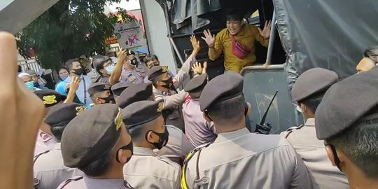 Simpatisan Rizieq Saling Dorong dengan Polisi di PN Jaktim, 3 Orang Diamankan