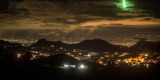 CEK FAKTA: Tidak Benar Ada Meteor Jatuh Saat Ramadan 2021