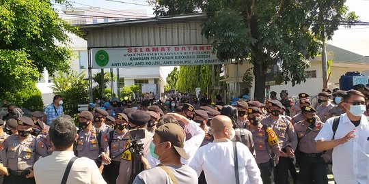 Kerumunan di Sidang Rizieq, Polisi akan Lapor ke Hakim agar Evaluasi Sidang Offline