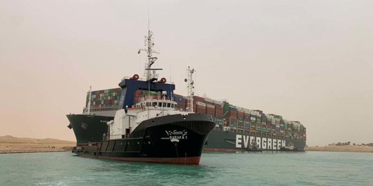 Kapal Tersangkut di Terusan Suez Rugikan Lalu Lintas Barang Senilai Rp 168 T Per Hari