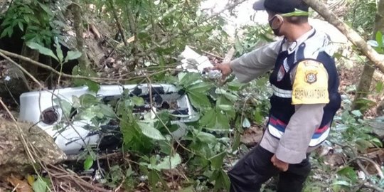 Polisi Kolut Evakuasi Mobil Terjun ke Jurang Sedalam 25 Meter dengan Alat Seadanya