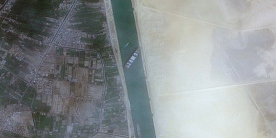 Bebaskan Kapal Tersangkut di Terusan Suez, 20.000 Meter Kubik Pasir Harus Dikeruk