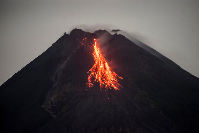 gunung merapi kembali luncurkan guguran lava pijar