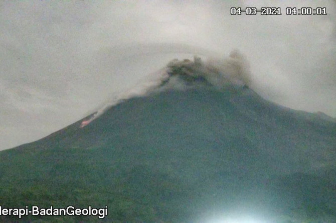 gunung merapi luncurkan awan panas guguran sejauh 12 km