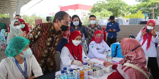 Vaksinasi Belasan Ribu Guru di Makassar Persiapan Belajar Tatap Muka