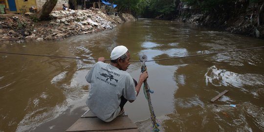 Kisah Maman 22 Tahun Menarik Perahu Eretan