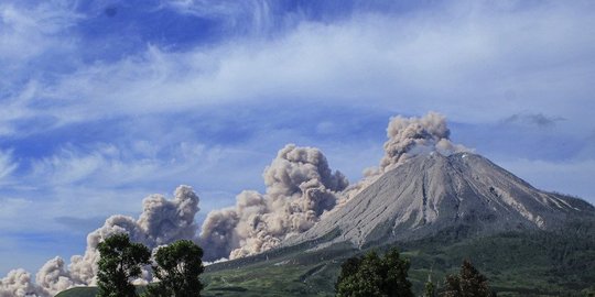 Gunung Sinabung Erupsi, Luncurkan Guguran Awan Panas Sejauh 1.000 Meter