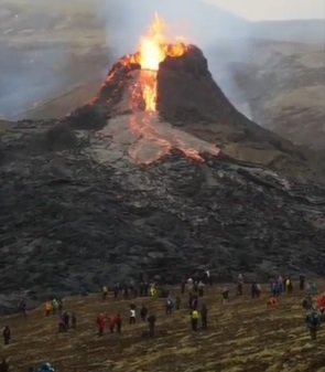 viral gunung meletus sampai keluarkan lahar panas malah jadi objek wisata dadakan