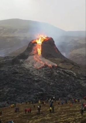 viral gunung meletus sampai keluarkan lahar panas malah jadi objek wisata dadakan