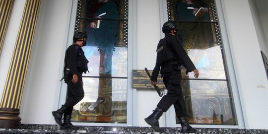 Antisipasi Teror, Brimob Perketat Keamanan Gereja Katedral Pontianak