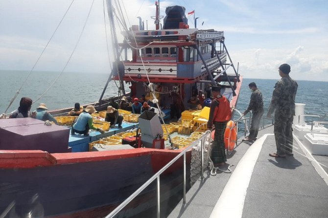 petugas kkp menertibkan kapal cantrang di selat makassar