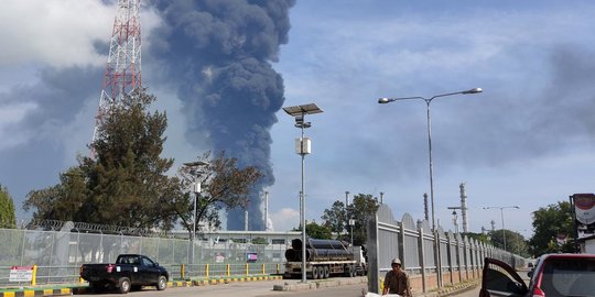 Asap Hitam Masih Terlihat di Kilang Minyak Balongan