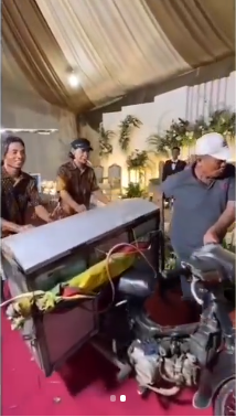 gerobak tukang bakso keliling dibawa masuk ke tenda hajatan