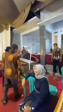 gerobak tukang bakso keliling dibawa masuk ke tenda hajatan