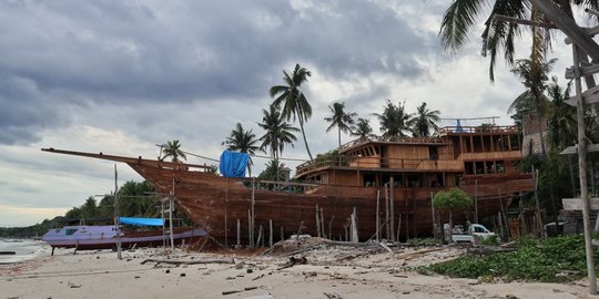 Pembuatan Kapal Melegenda Pinisi di Tanjung Bira Bulukumba