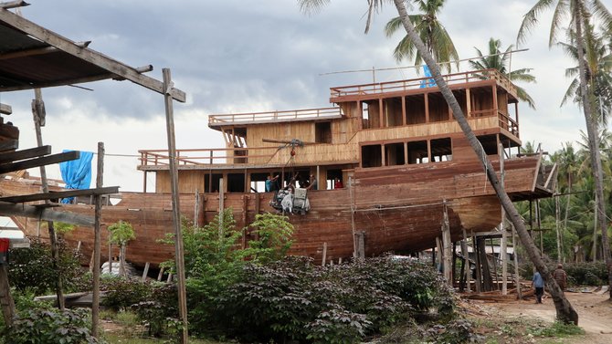 pembuatan kapal melegenda pinisi di tanjung bira bulukumba