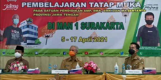 Ditemani Gibran, Ganjar Tinjau Simulasi Pembelajaran Tatap Muka di MAN 1 Solo